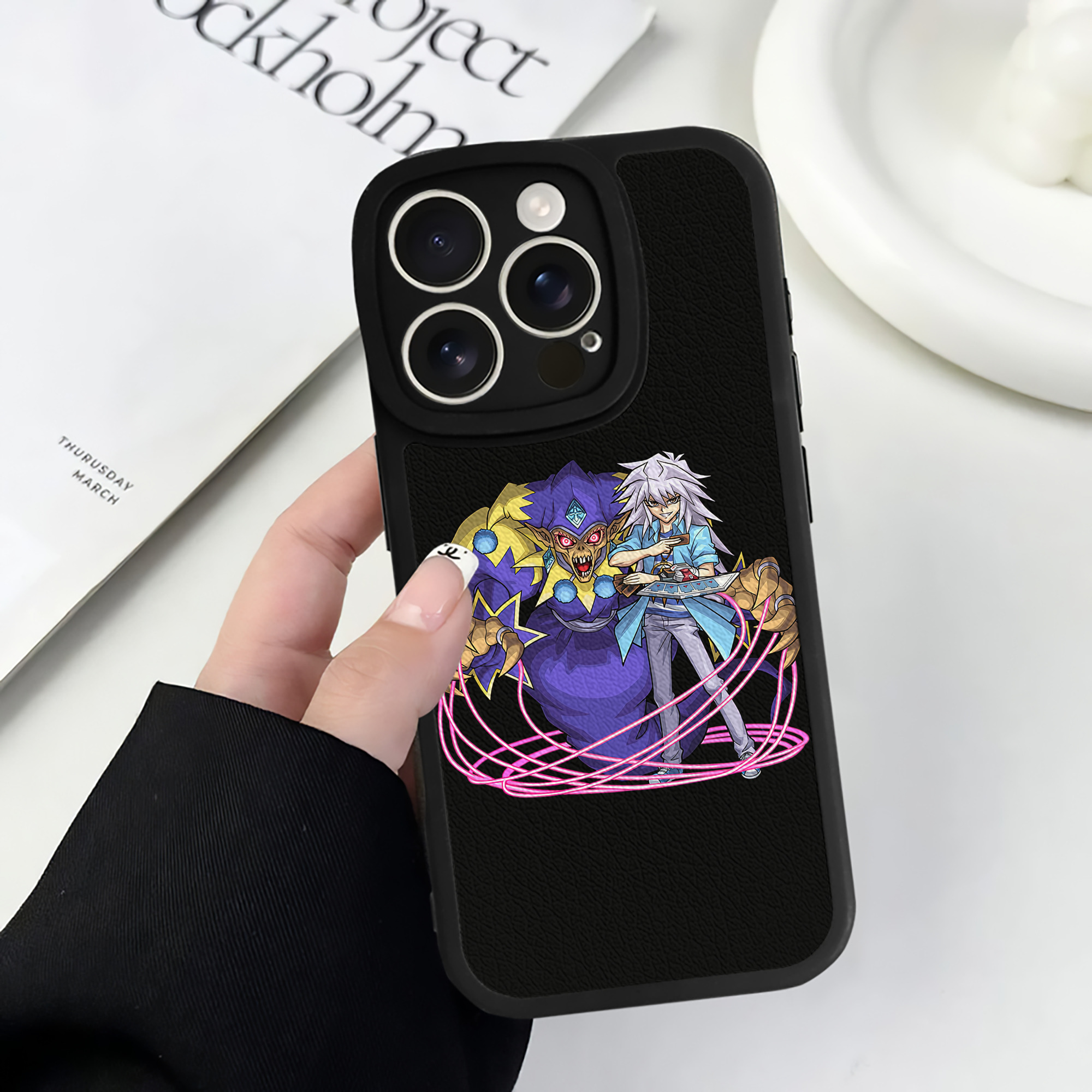 （画像用） 遊☆戯☆王 Yu-Gi-Oh! 【iPhone 16シリーズ対応】シリコンスマホケース（レザー調） 材質：シリコン